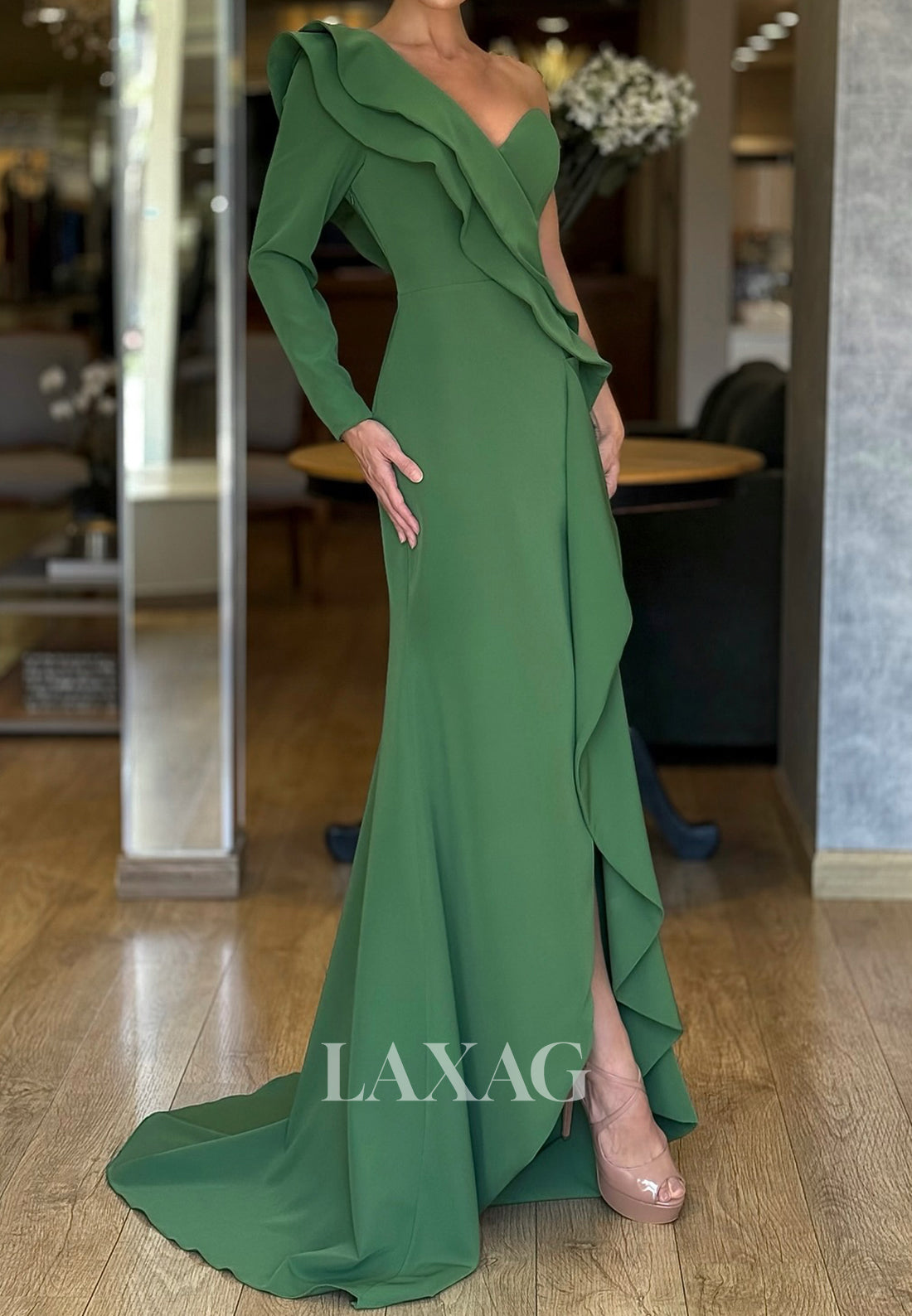 Sweetheart One-Long-Sleeves Fitted Evening Dress Tiered Chiffon Formal Gowns with Slit