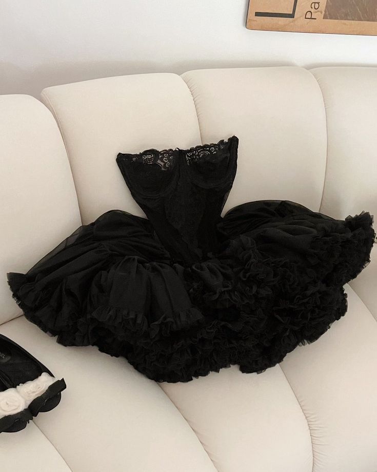 Cute Ball Gown Strapless Black Ruffles Lace Homecoming Dress Short Birthday Outfits