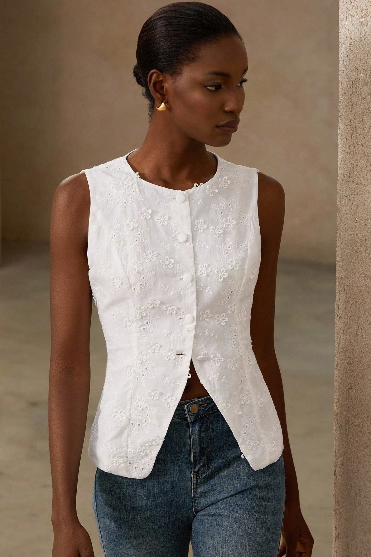 Floral Eyelet Embroidered Crew Neck Button Front Split Hem Vest Top 2