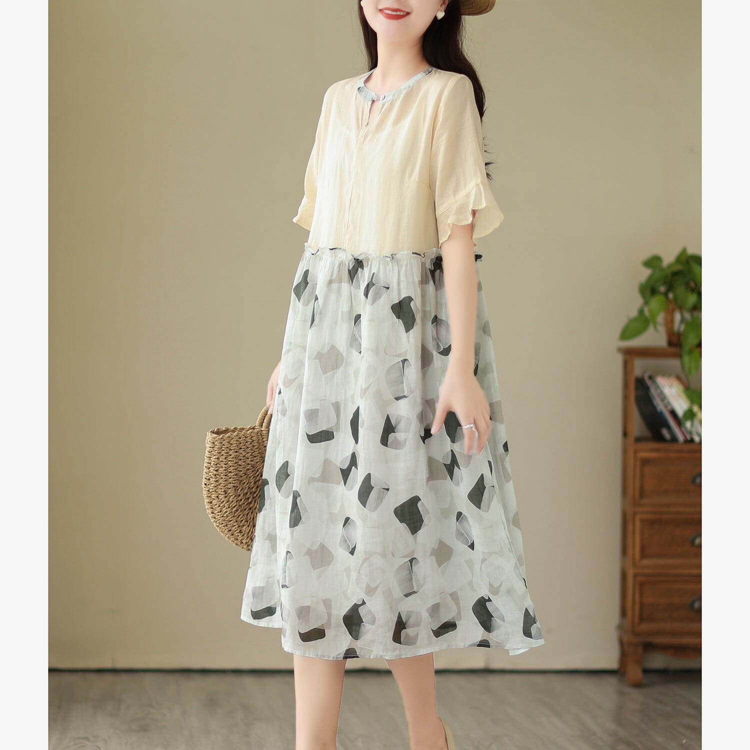 Beautifully Finished Dress in a Timeless Design
