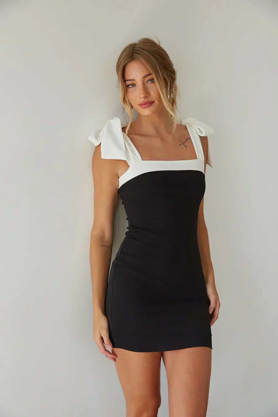 Square Neck Contrast Bow Shoulder Strap Bodycon Mini Dress