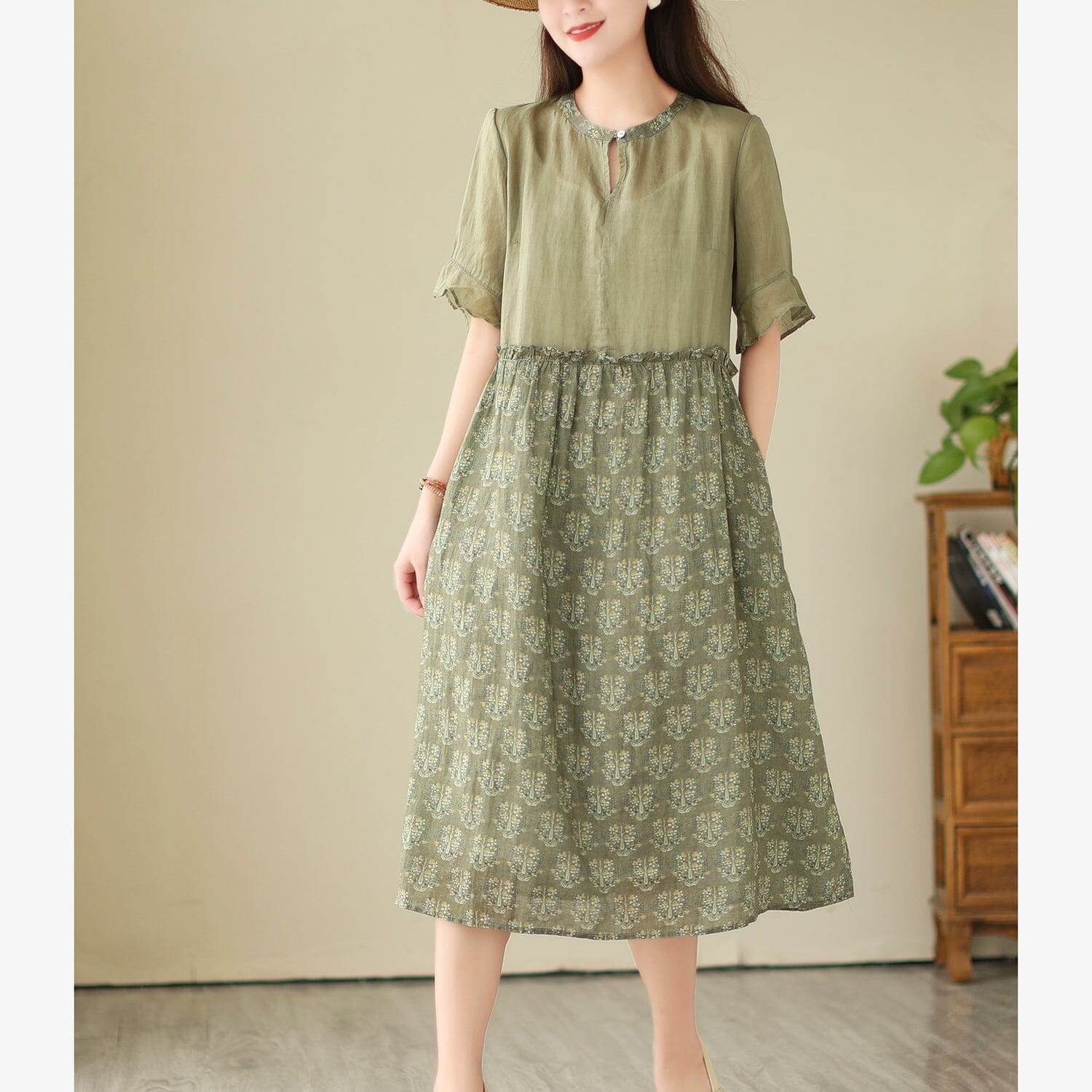 Beautifully Finished Dress in a Timeless Design