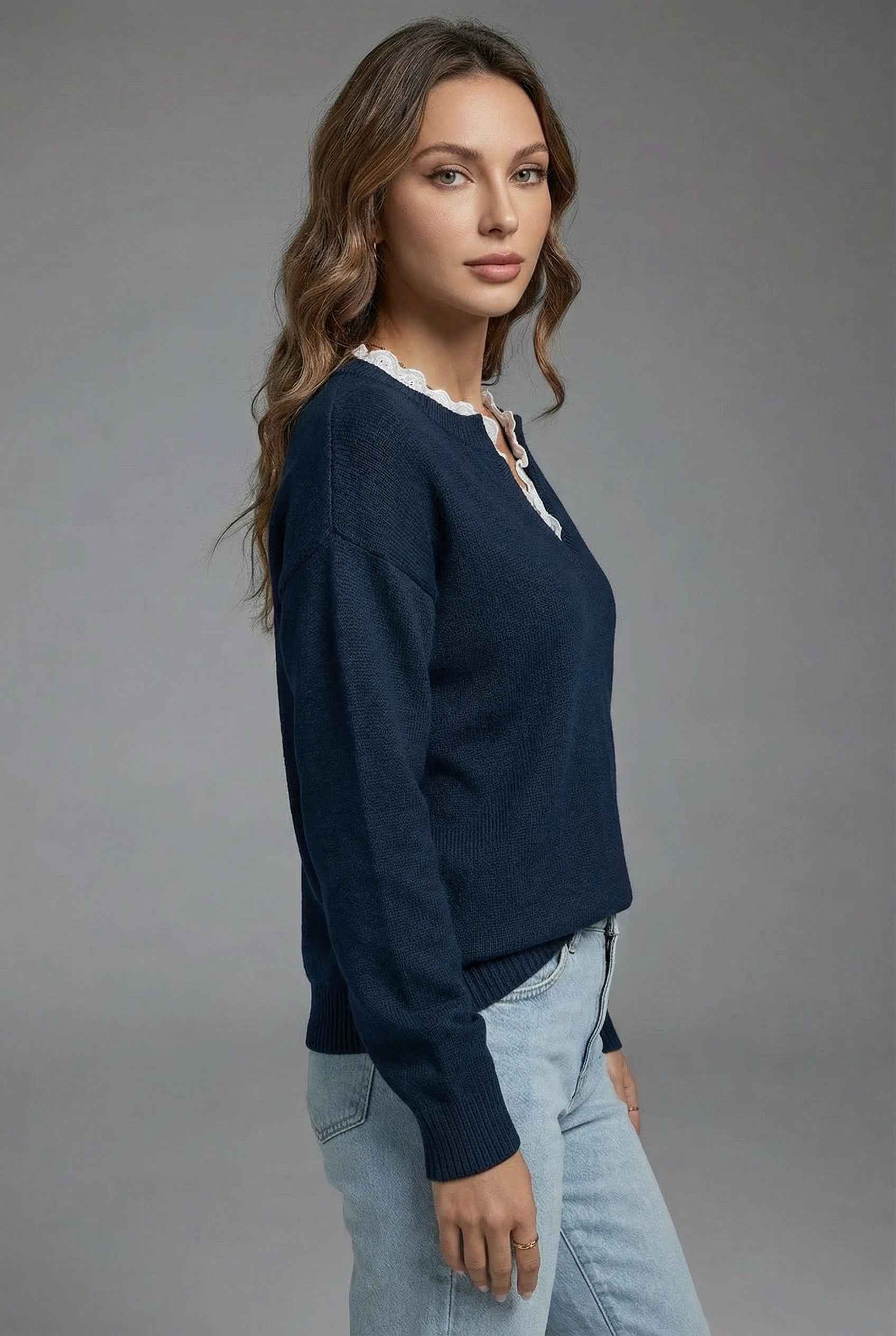 Elegant Feminine Blouse with Soft Fabric and Versatile Design