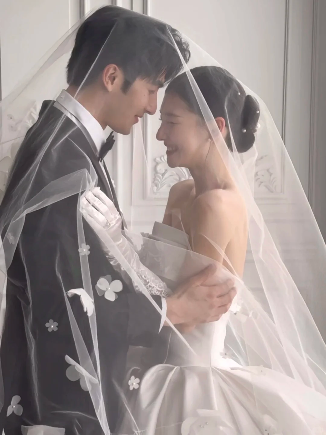 Classy Elegant Ball Gown Strapless White Satin Applique With Veil Gloves Long Wedding Dresses C3842