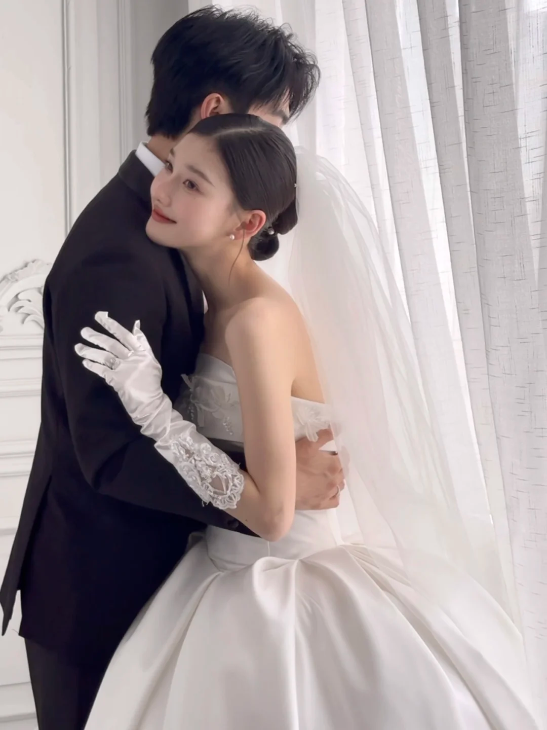 Classy Elegant Ball Gown Strapless White Satin Applique With Veil Gloves Long Wedding Dresses C3842