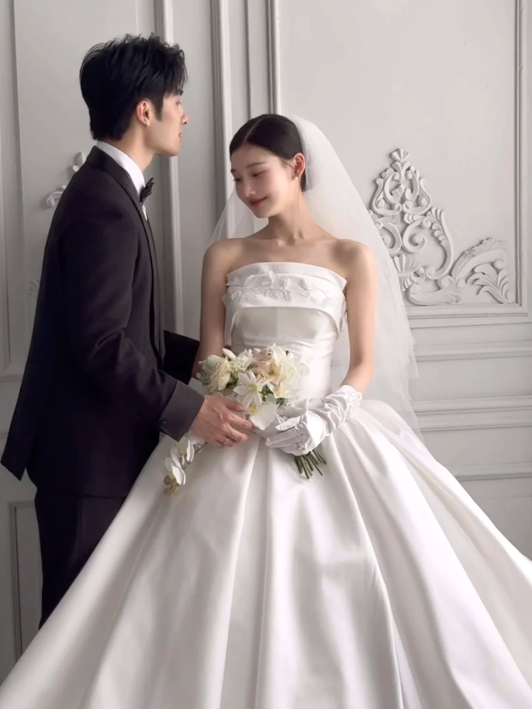 Classy Elegant Ball Gown Strapless White Satin Applique With Veil Gloves Long Wedding Dresses C3842