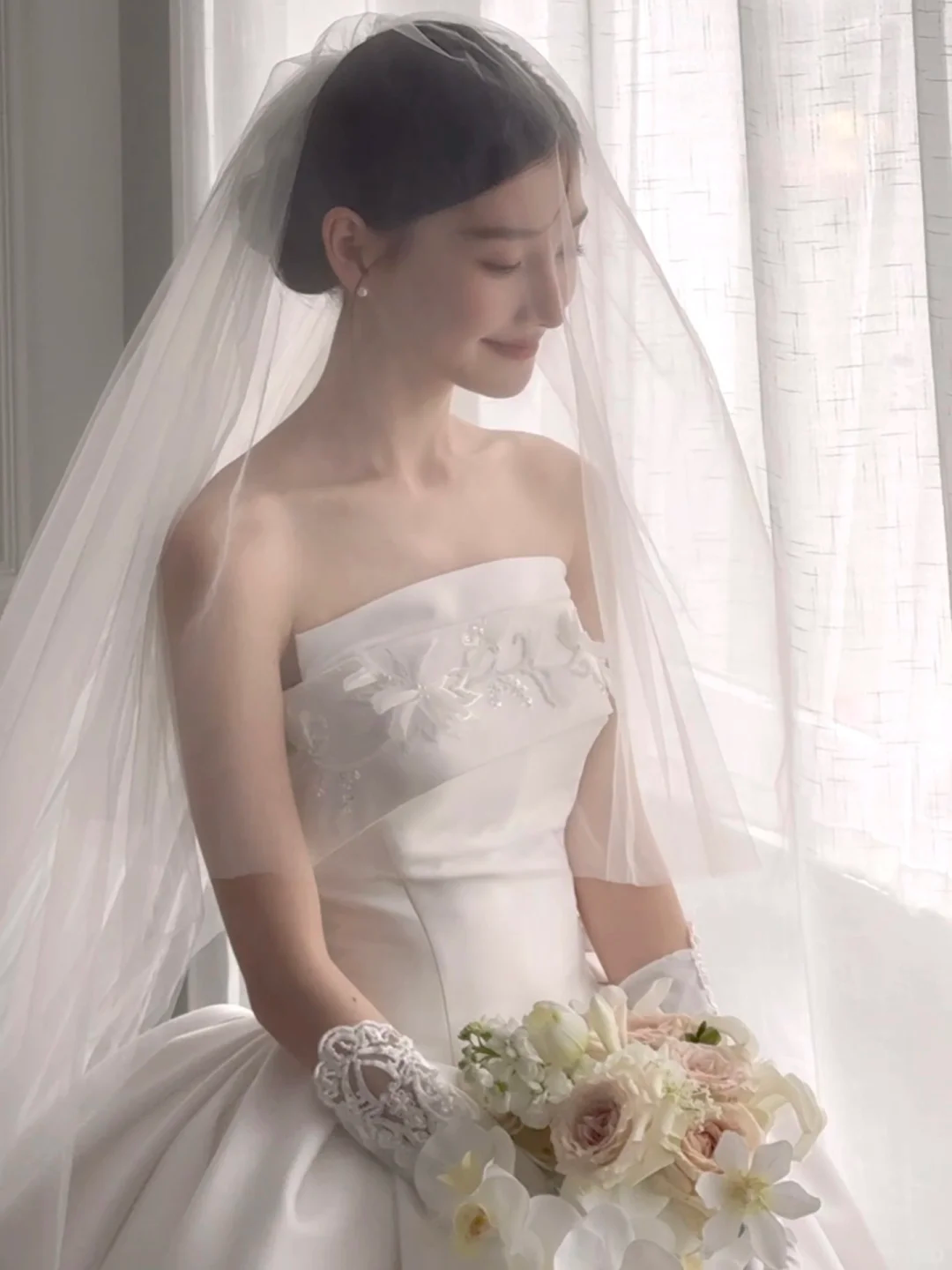 Classy Elegant Ball Gown Strapless White Satin Applique With Veil Gloves Long Wedding Dresses C3842
