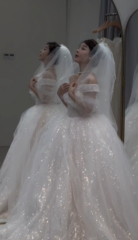 Gorgeous Ball Gown Off The Shoulder White Tulle Sequin With Veil Long Wedding Dresses C3843