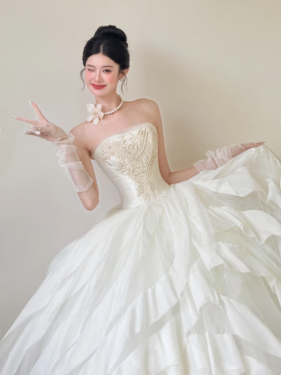 Princess Ball Gown Strapless White Satin Tulle Applique With Gloves Long Wedding Dresses C3852