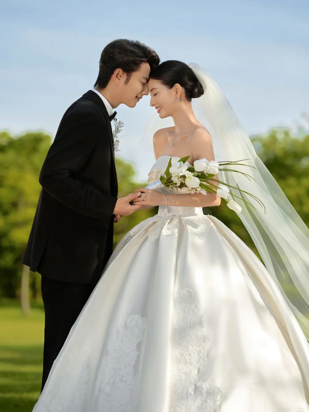 Elegant Ball Gown Strapless Satin Lace With Veil Long Wedding Dresses C3909