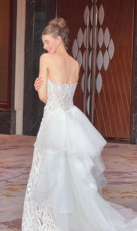 Dreamy Mermaid Strapless White Lace Tulle Long Wedding Dresses C3943