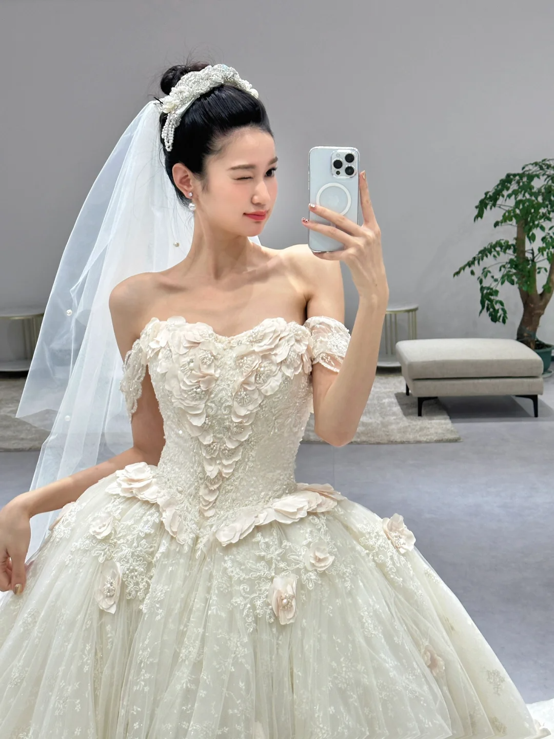 Dreamy Ball Gown Off The Shoulder Tulle Lace Applique With Veil Long Wedding Dresses C3967