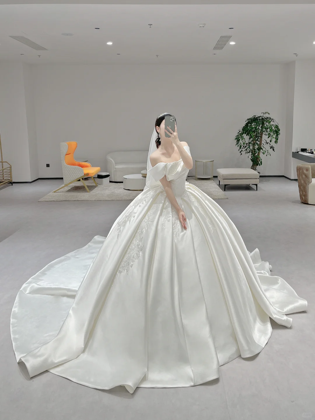 Classy Ball Gown Strapless Satin Pleated Applique With Veil Long Wedding Dresses C3978