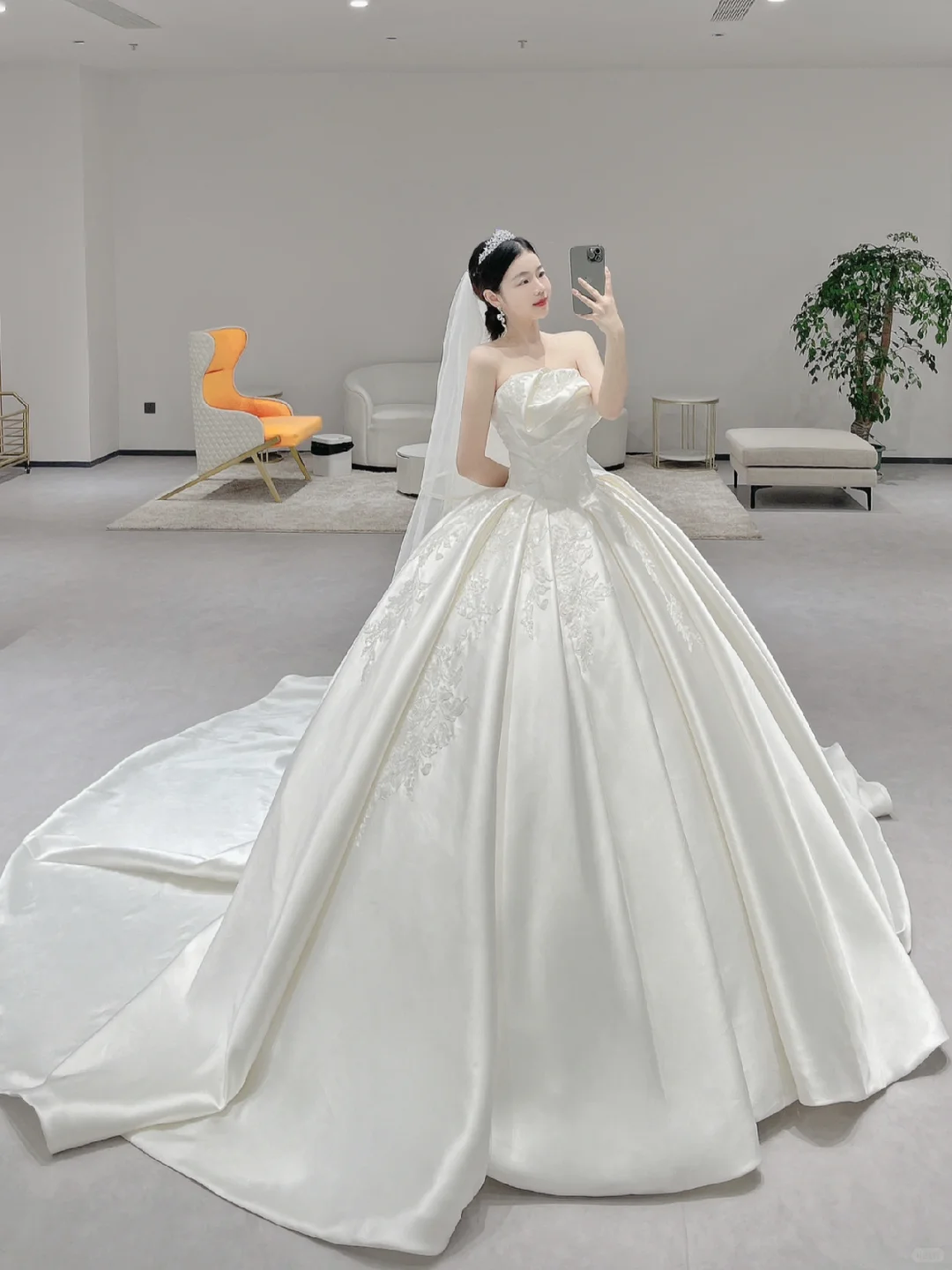 Classy Ball Gown Strapless Satin Pleated Applique With Veil Long Wedding Dresses C3978