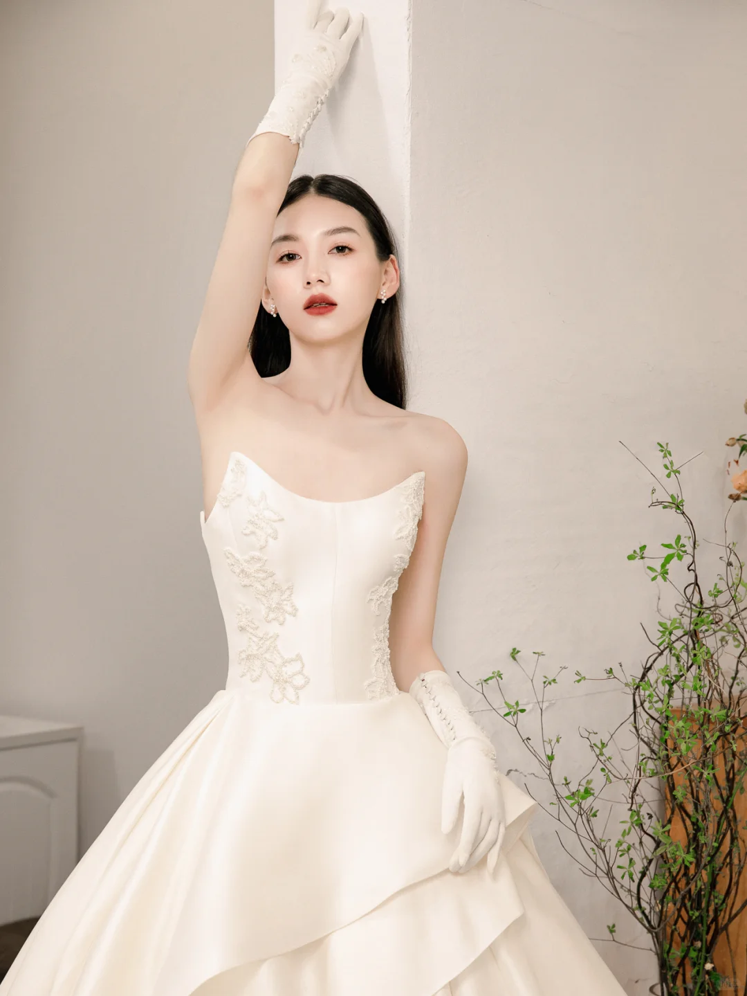 Eelgant Ball Gown Strapless Satin Applique With Gloves Long Wedding Dresses C4172