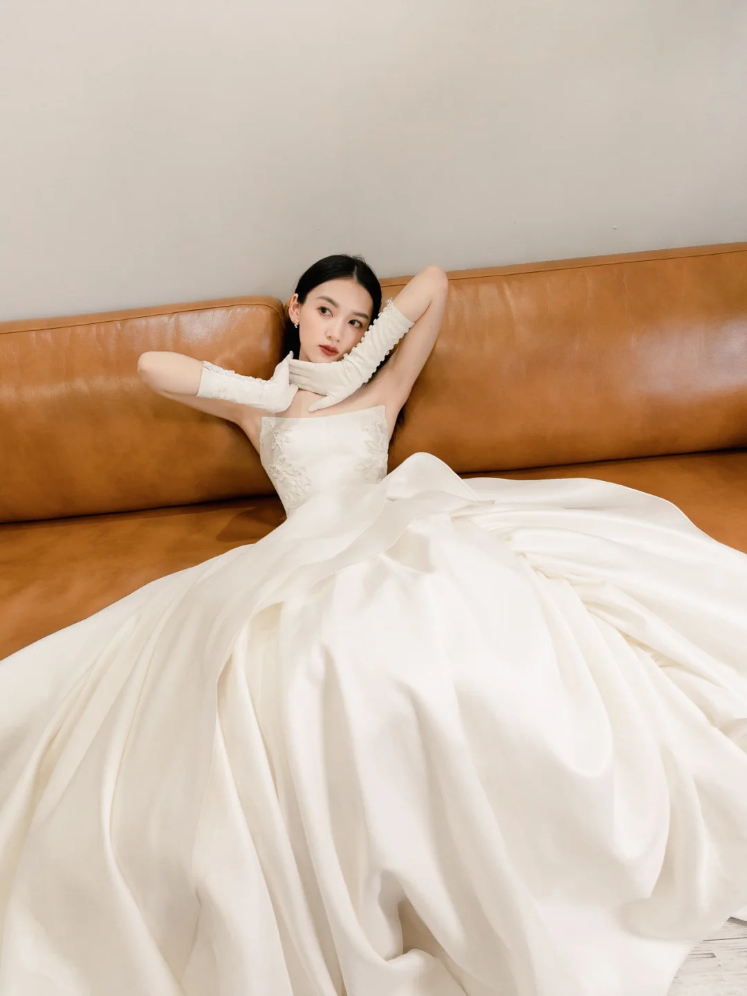 Eelgant Ball Gown Strapless Satin Applique With Gloves Long Wedding Dresses C4172