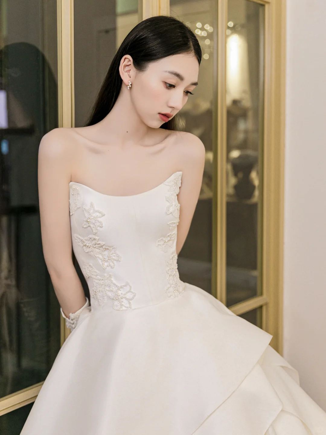 Eelgant Ball Gown Strapless Satin Applique With Gloves Long Wedding Dresses C4172