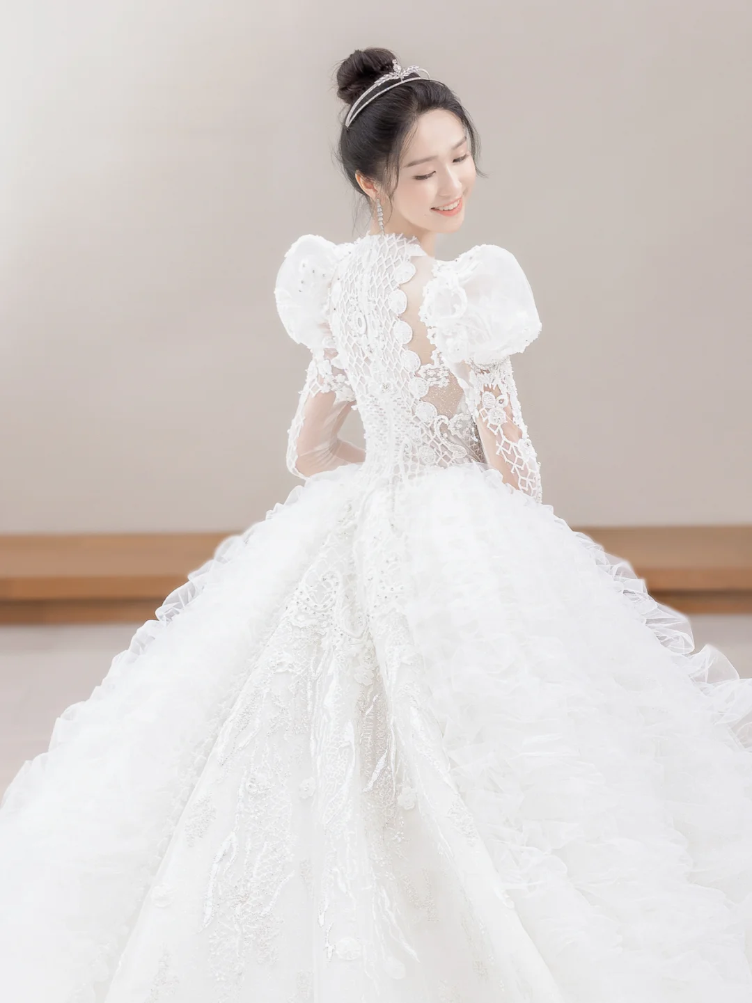 Timeless Ball Gown Tulle Lace Applique Long Sleeves With Veil Long Wedding Dresses C4197