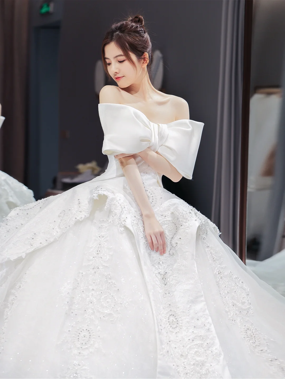 Unique Ball Gown Strapless Satin Tulle Lace Sequin Beaded With Bow Long Wedding Dresses C4203