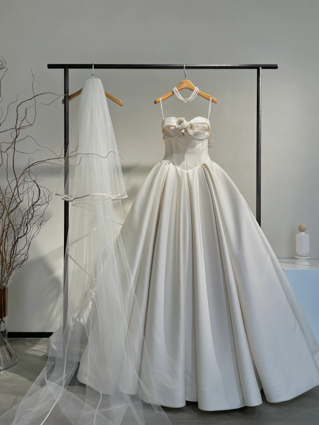 Elegant Ball Gown Spaghetti Straps Satin Flower With Veil Long Wedding Dresses C4277