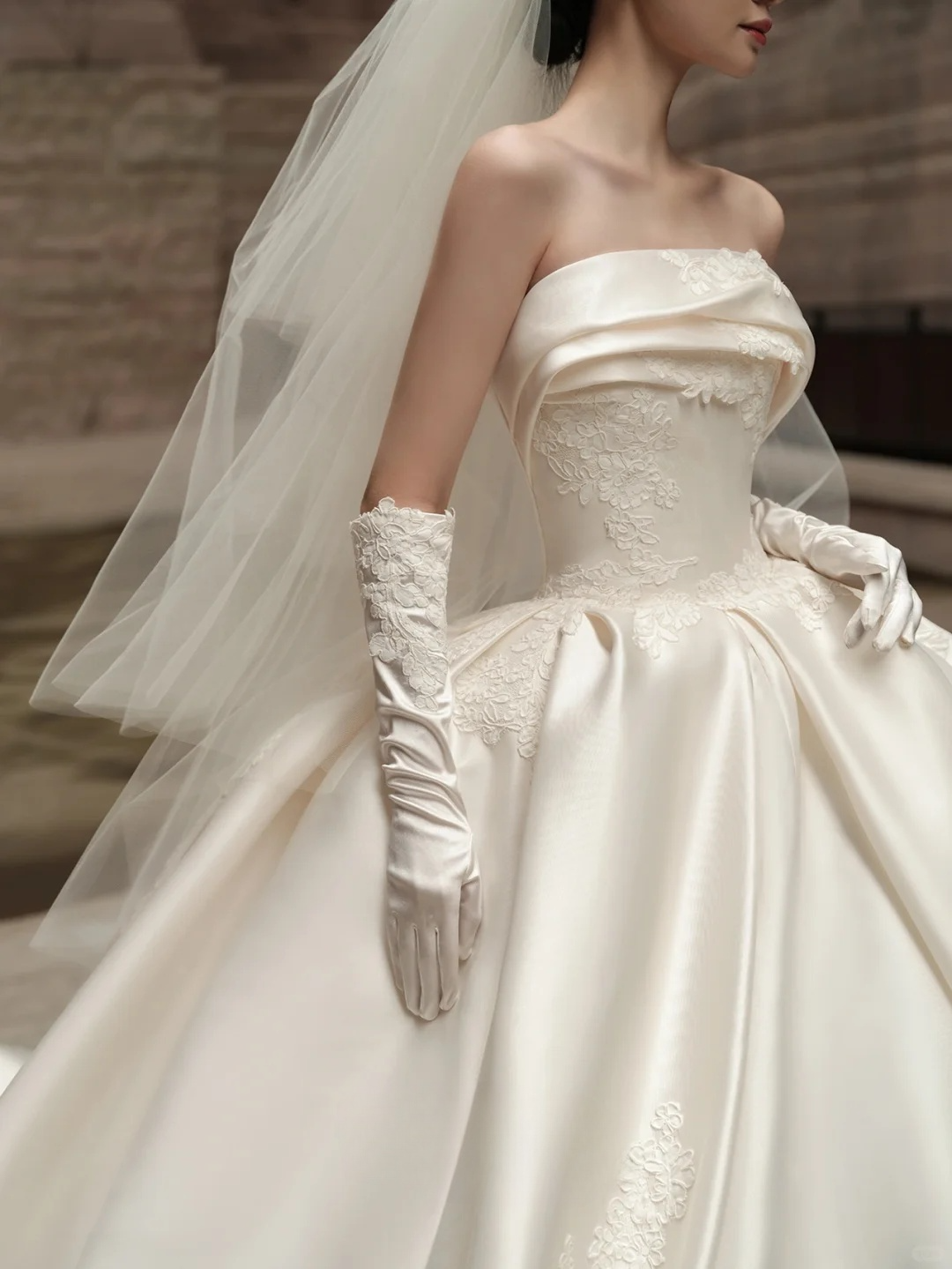 Elegant Ball Gown Strapless Satin Applique With Gloves Veil Long Wedding Dresses C4289