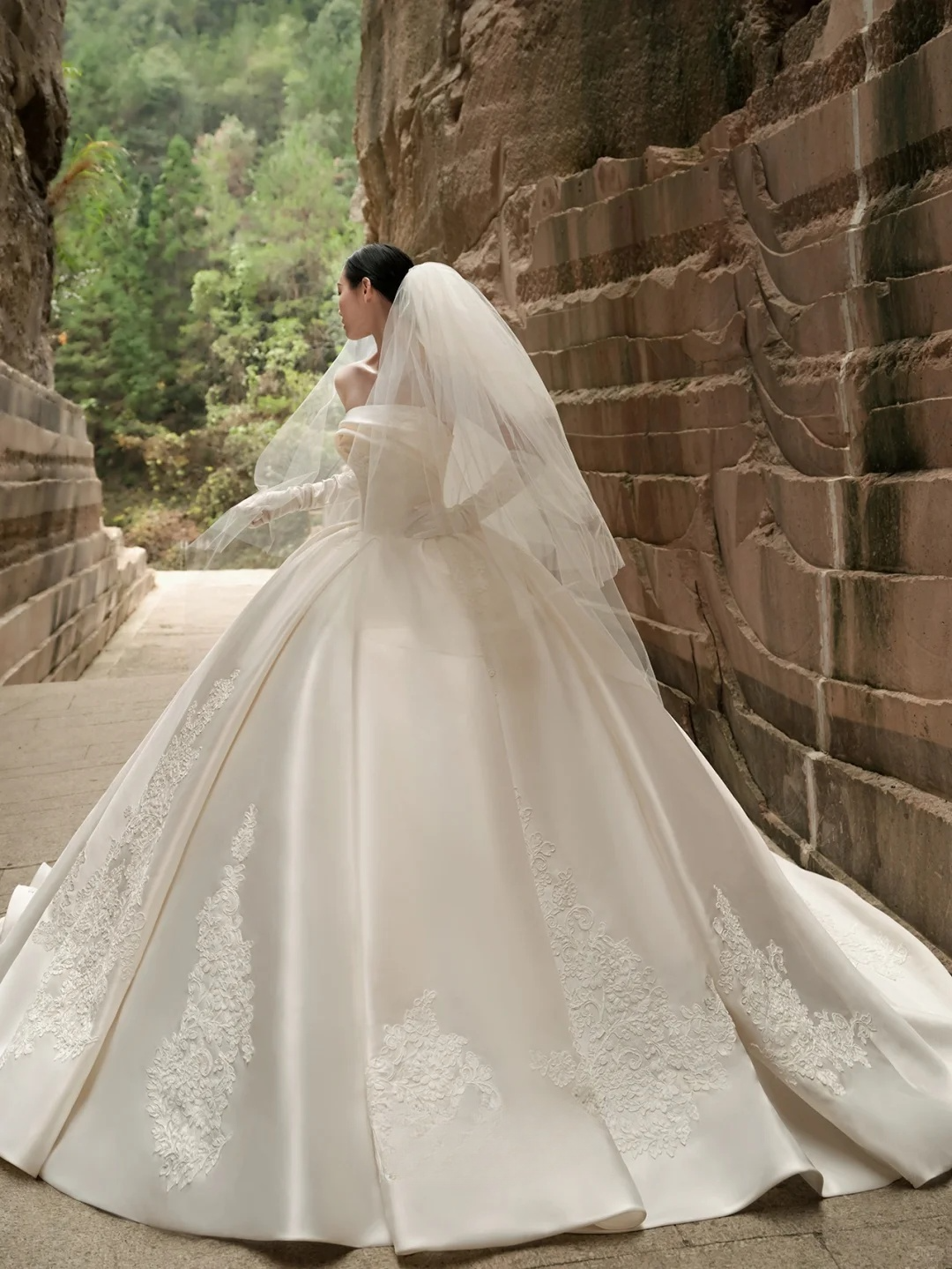 Elegant Ball Gown Strapless Satin Applique With Gloves Veil Long Wedding Dresses C4289