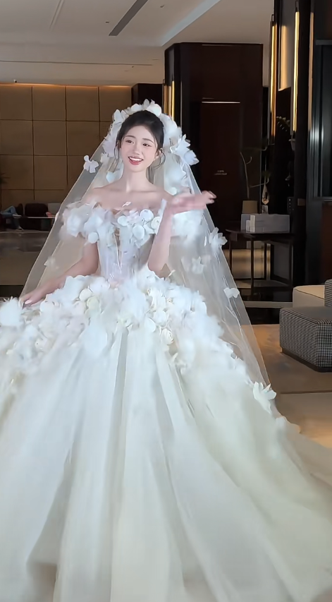 Pretty Ball Gown Strapless Tulle Applique With Veil Long Wedding Dresses C4305