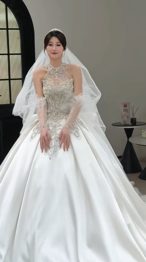 Timeless Ball Gown Halter Satin Sequin Beaded With Veil Long Wedding Dresses C4307