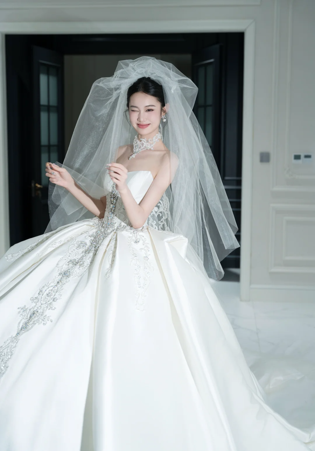 Timeless Ball Gown Strapless Satin Sequin Beaded With Veil Long Wedding Dresses C4323