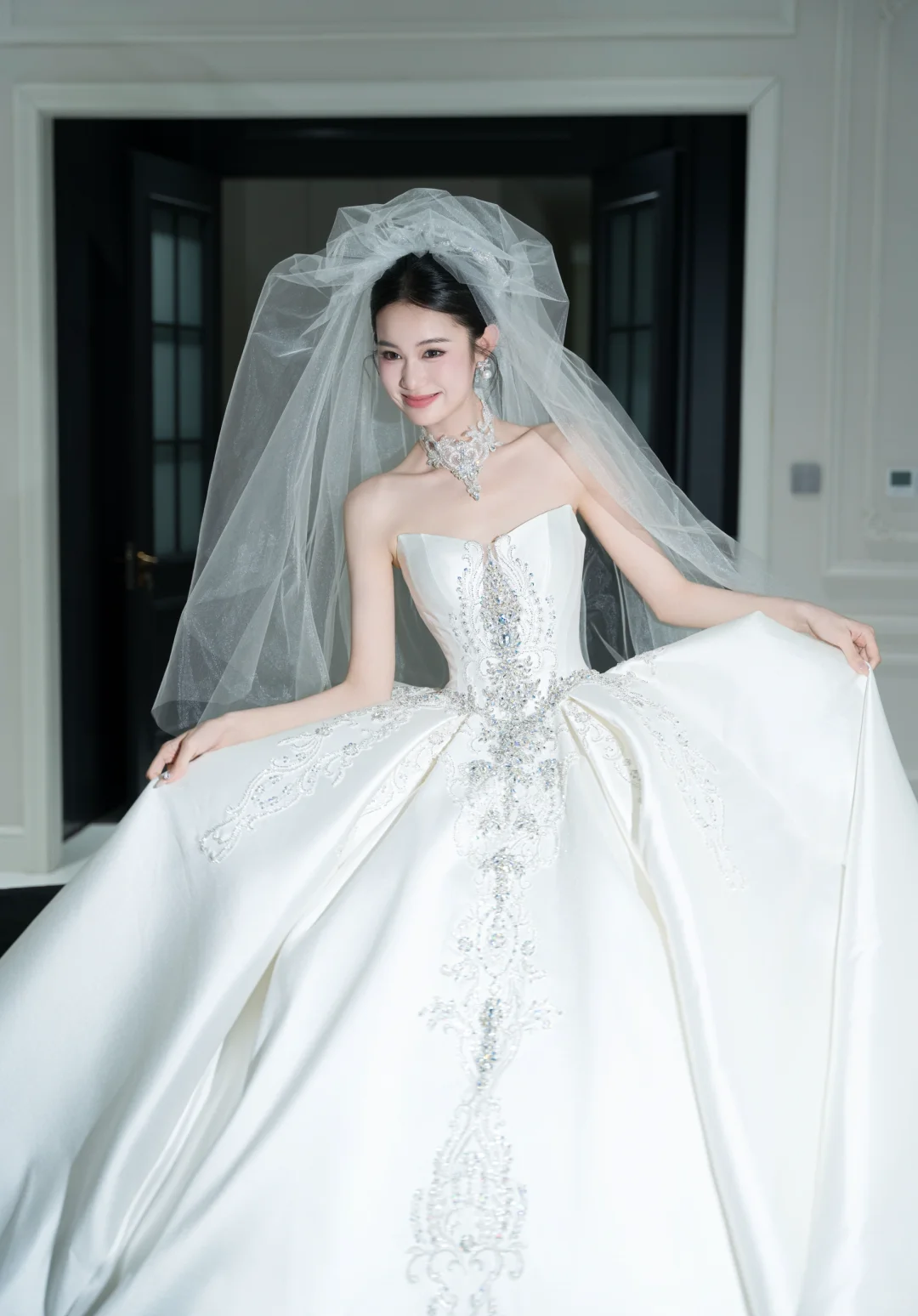 Timeless Ball Gown Strapless Satin Sequin Beaded With Veil Long Wedding Dresses C4323