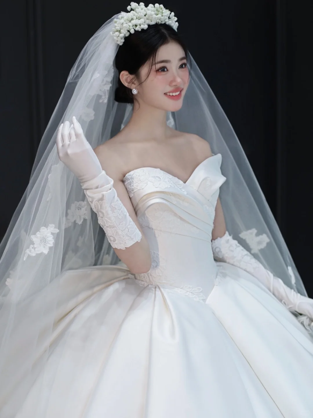 Dreamy Ball Gown Strapless Satin Applique With Gloves Veil Long Wedding Dresses C4324