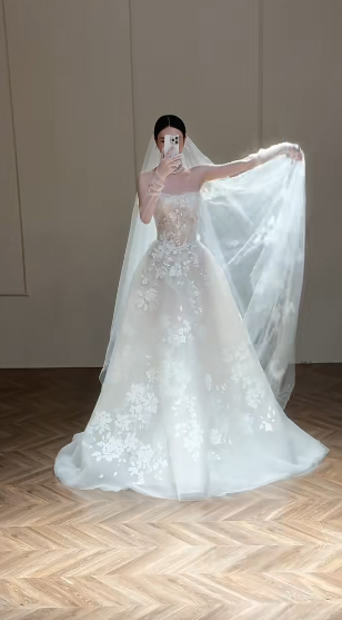 Dreamy Ball Gown Strapless Tulle Lace With Veil Long Wedding Dresses C4334