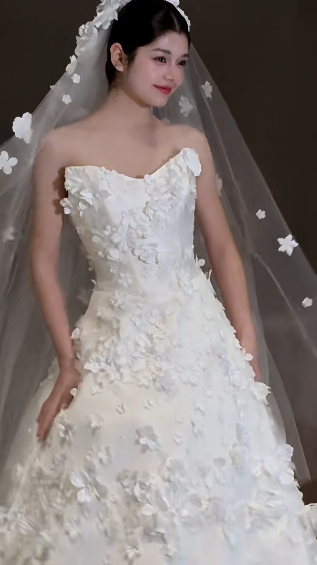 Dreamy Ball Gown Strapless Satin Applique With Veil Long Wedding Dresses C4341