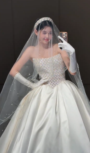 Stunning Ball Gown Strapless Satin Beaded With Gloves Veil Long Wedding Dresses C4353