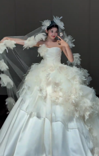 Timeless Ball Gown Strapless Satin Tulle Applique With Veil Long Wedding Dresses C4355