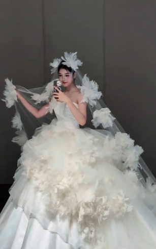 Timeless Ball Gown Strapless Satin Tulle Applique With Veil Long Wedding Dresses C4355