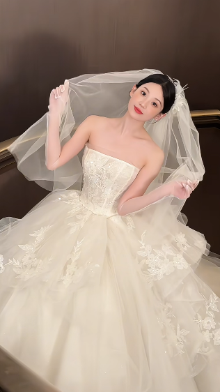 Dreamy Ball Gown Strapless White Tulle Lace With Gloves Veil Long Wedding Dresses C4442