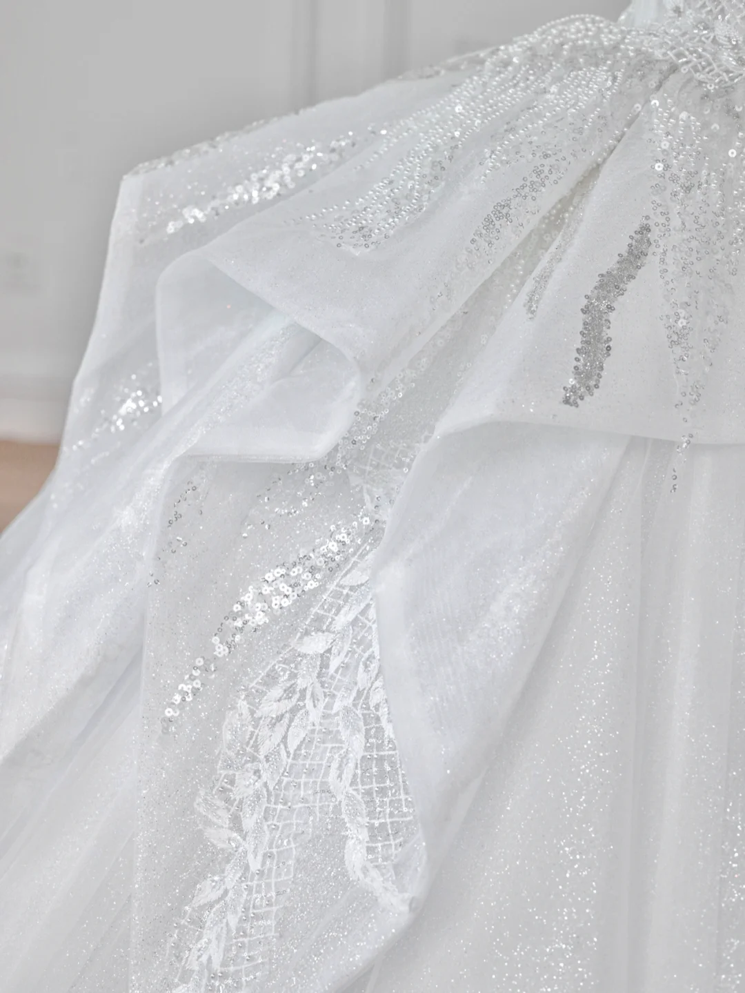 Dreamy Ball Gown Strapless Tulle Sequin Applique Long Wedding Dresses C4533