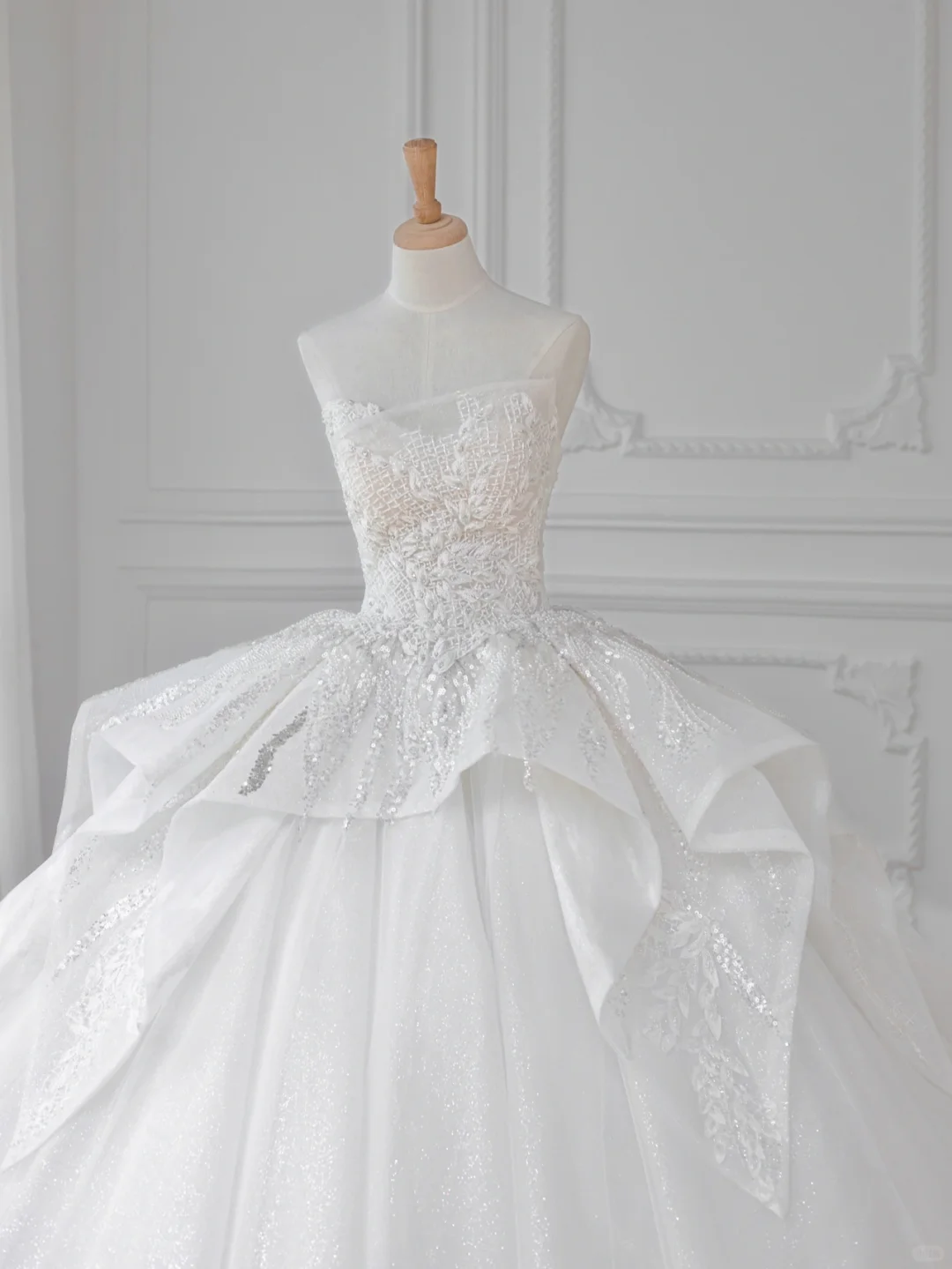 Dreamy Ball Gown Strapless Tulle Sequin Applique Long Wedding Dresses C4533