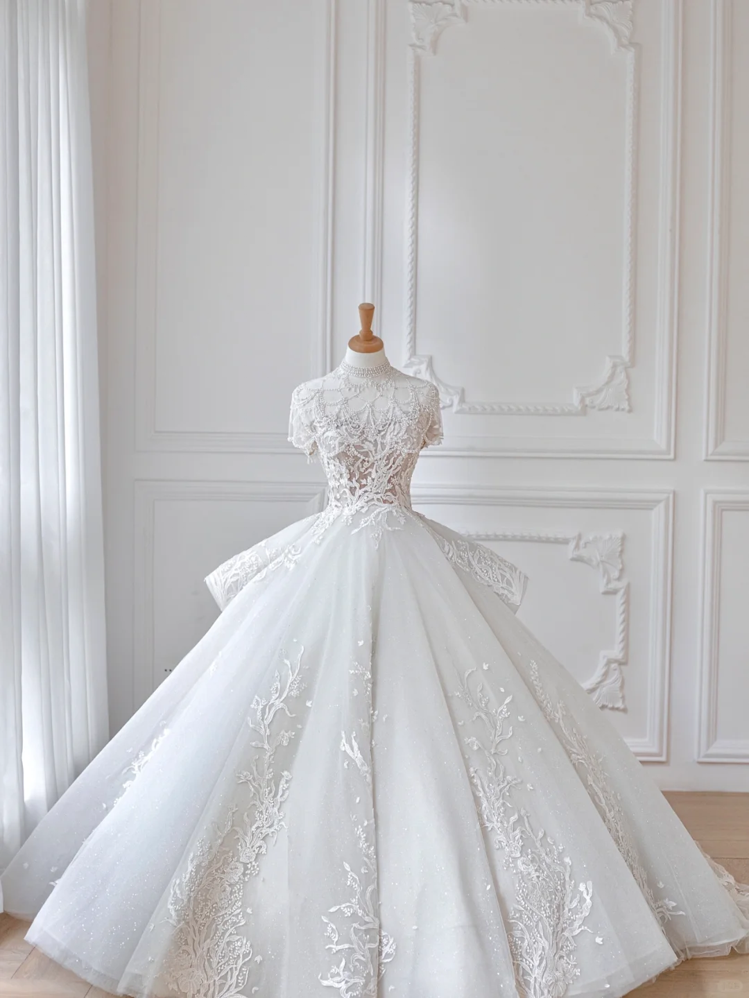 Dreamy Ball Gown Tulle Applique Beads Long Wedding Dresses C4539