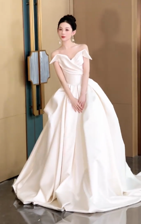 Elegant Ball Gown Strapless Satin Pleated Long Wedding Dresses C4561