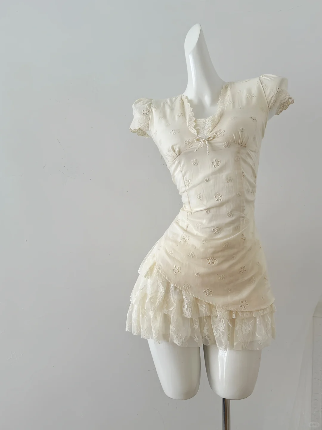 Pretty 18th A Line Satin Lace Short Sleeves Short Homecoming Dress Birthday Outfits C4599