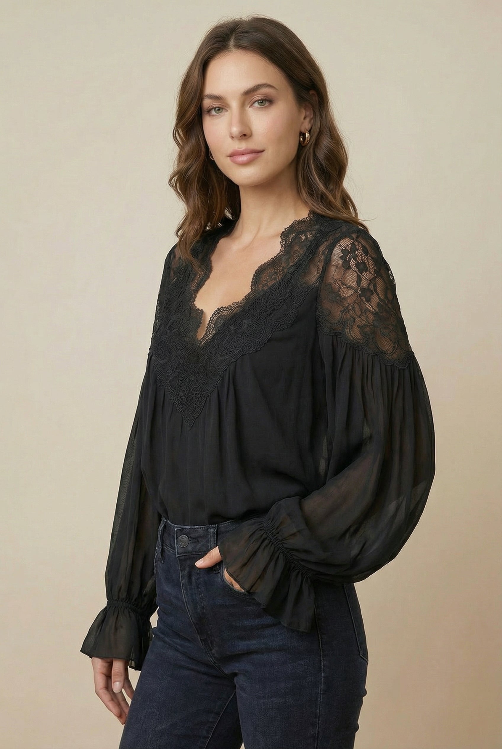 Elegant Airy Lace Collar Blouse - Professional Fit, Breathable Fabric
