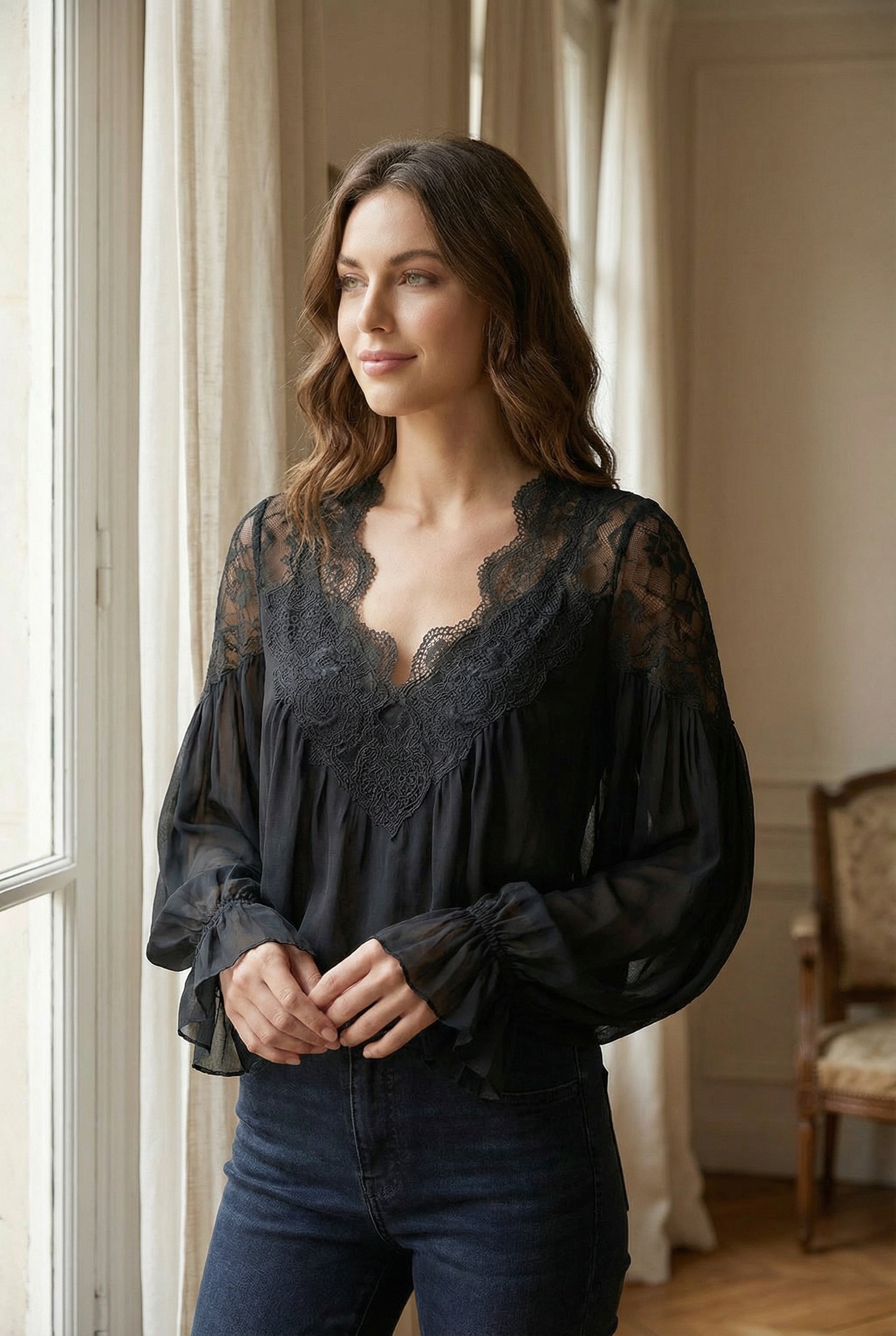 Elegant Airy Lace Collar Blouse - Professional Fit, Breathable Fabric