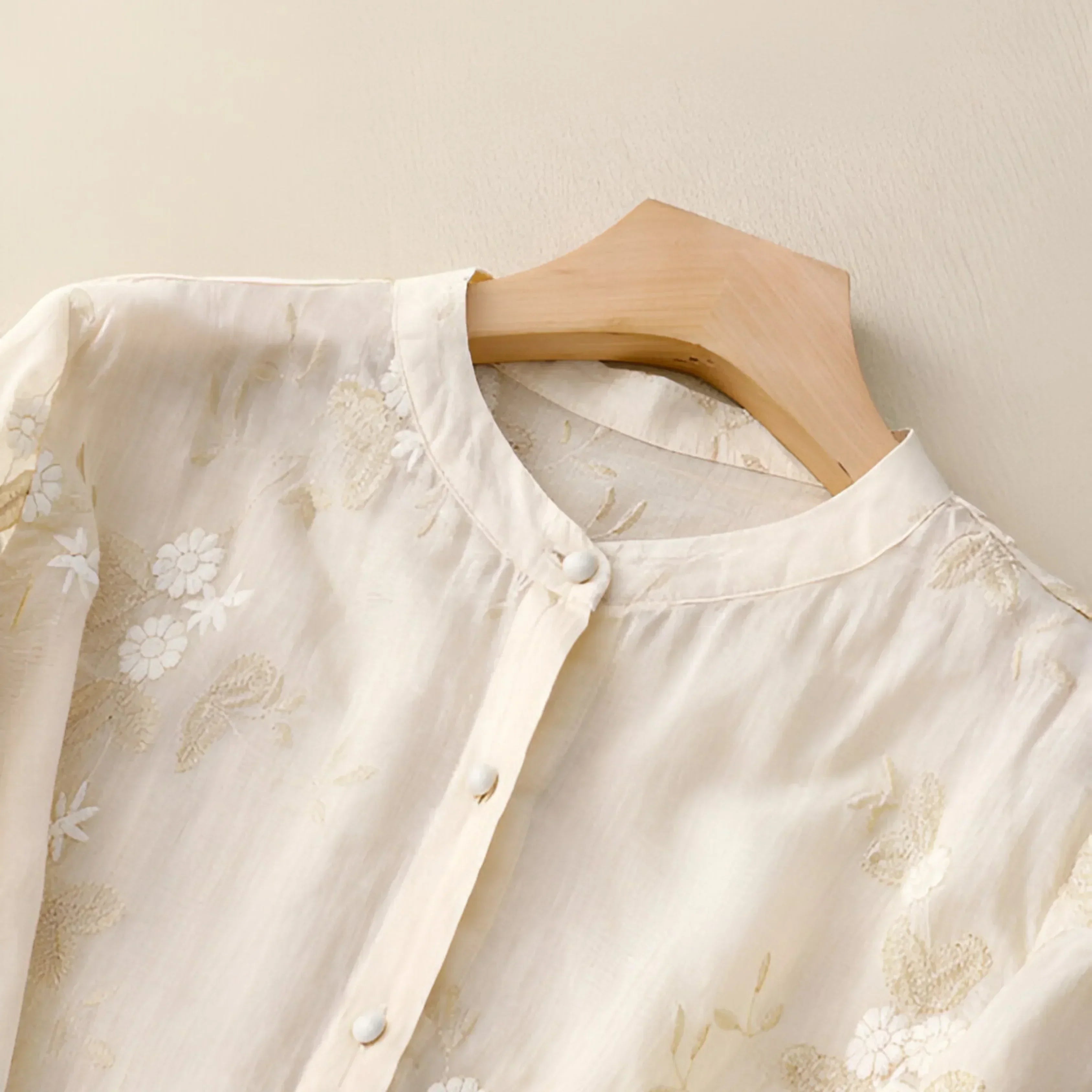 Elegant Floral Women's Top with Lightweight Fabric and Comfortable Fit