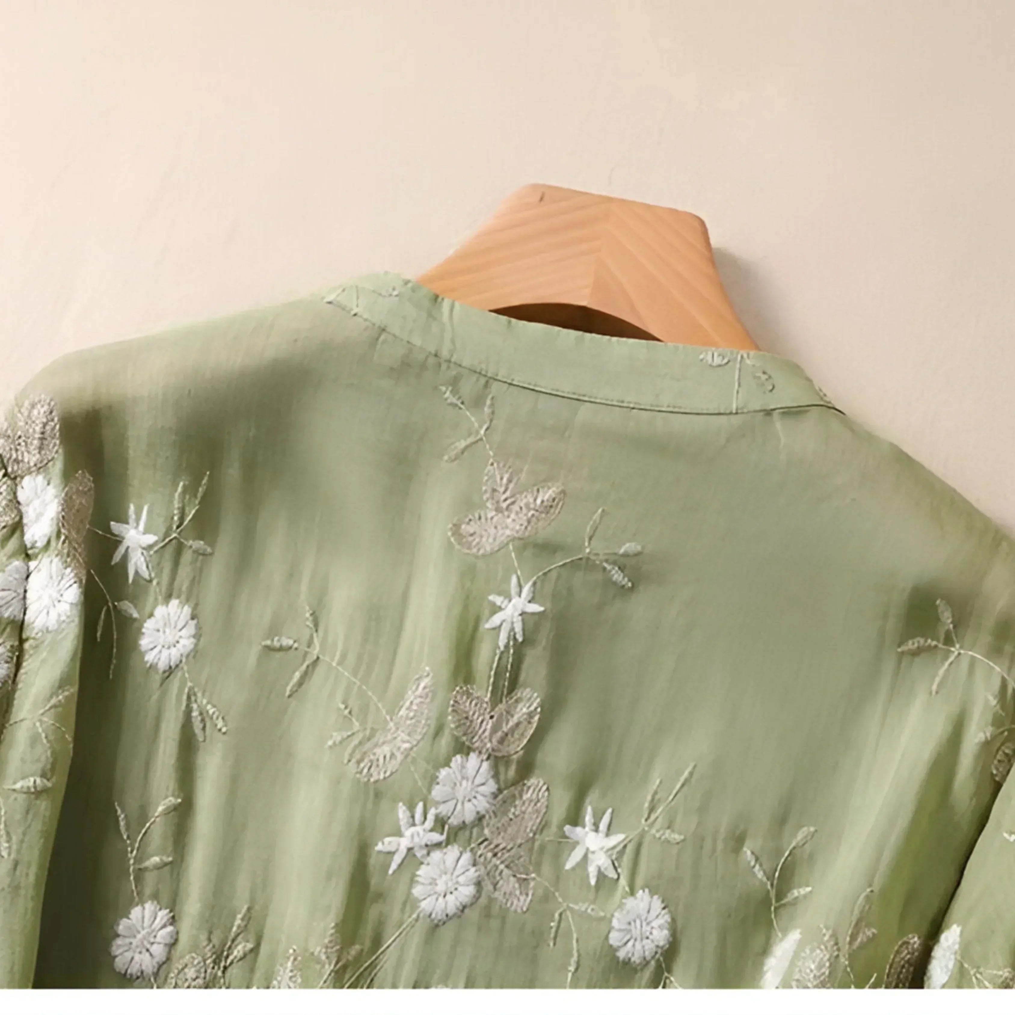 Elegant Floral Women's Top with Lightweight Fabric and Comfortable Fit