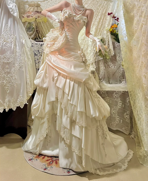 Vintage Strapless Ivory Satin Pleated Lace Appliques Mermaid Long Wedding Dress Formal Bridal Gown