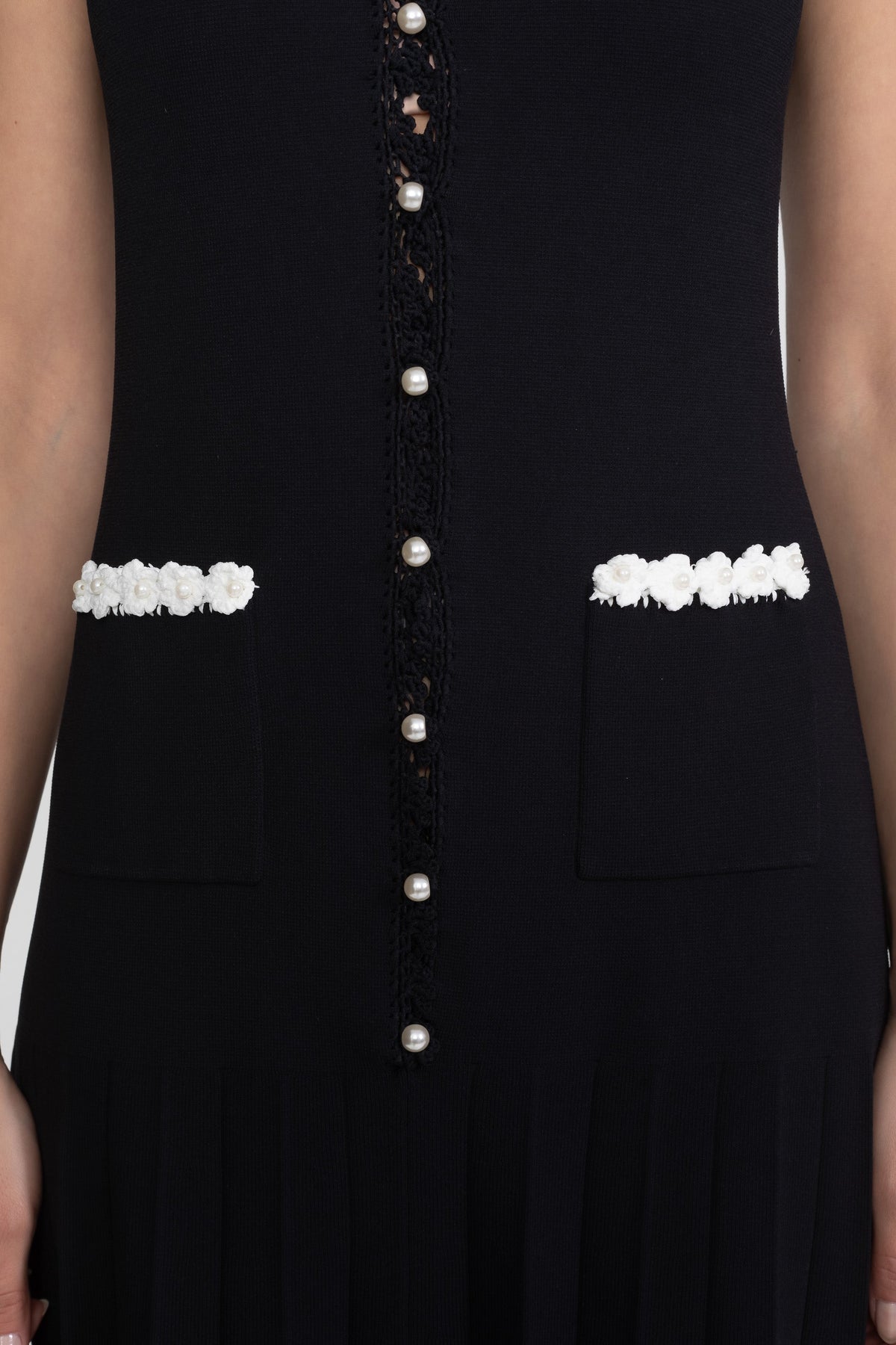 Sleeveless Scalloped Lace Collar Pearl Button Pleated Midi Dress - View 9