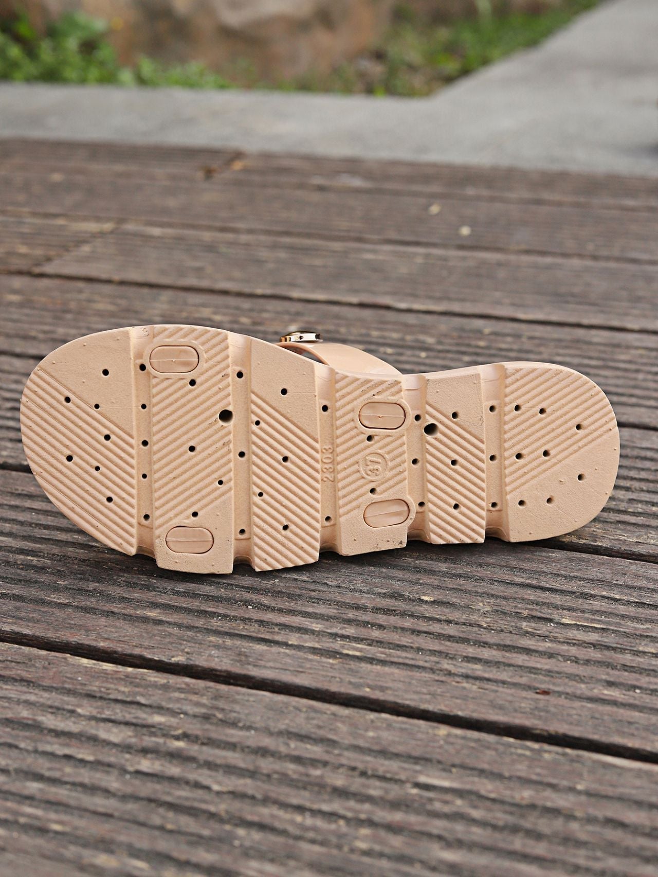 One-strap rivet thick-soled slippers