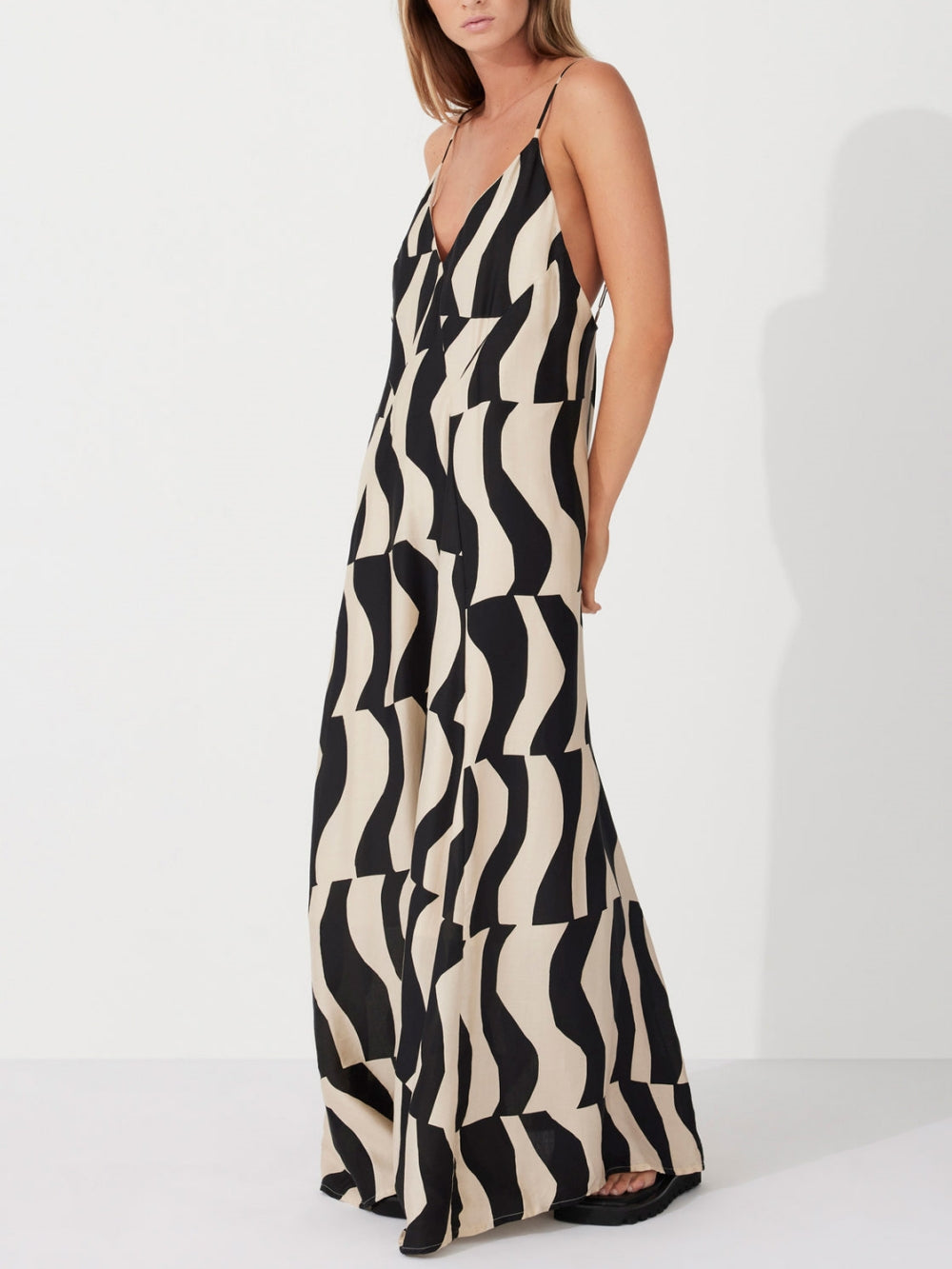 Abstract Wave Print V-Neck Spaghetti Strap Flowy Maxi Dress 3